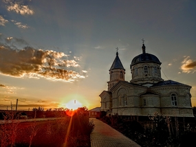 Biserica centenară și cavoul boierilor Bursky. Biserica centenară și cavoul boierilor Bursky.