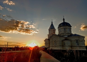 Biserica centenară și cavoul boierilor Bursky.